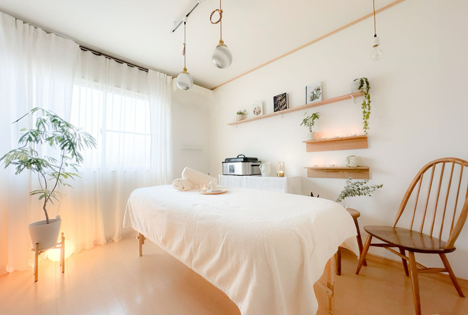 ナチュラルで温かみのあるボタニカルな世界観を表現したサロン「Kinari」の内観