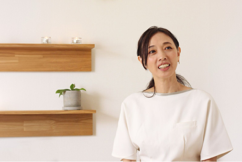 自身の想いやサロンの独自性について笑顔で話すKinariの鈴木 久美帆様