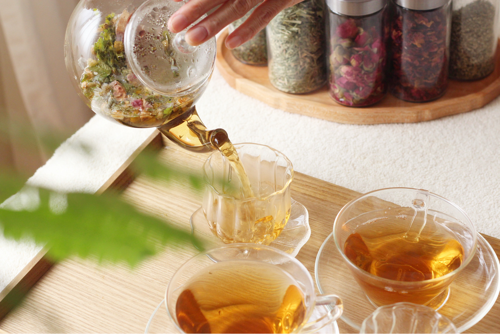 Kinariで提供されている、一人ひとりの状態に合わせた特製ブレンドハーブティーを注ぐ様子