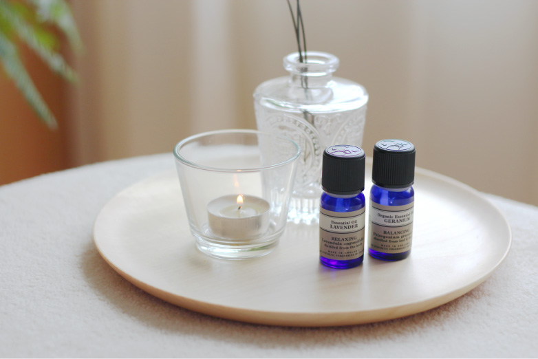 植物療法に基づいた施術で使用される、数種類の厳選されたアロマオイルのボトル