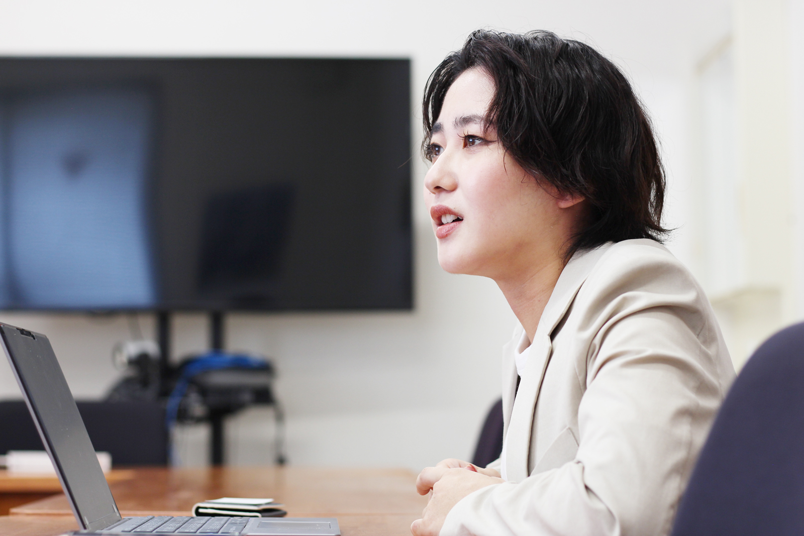 インタビューに応じる三浦様