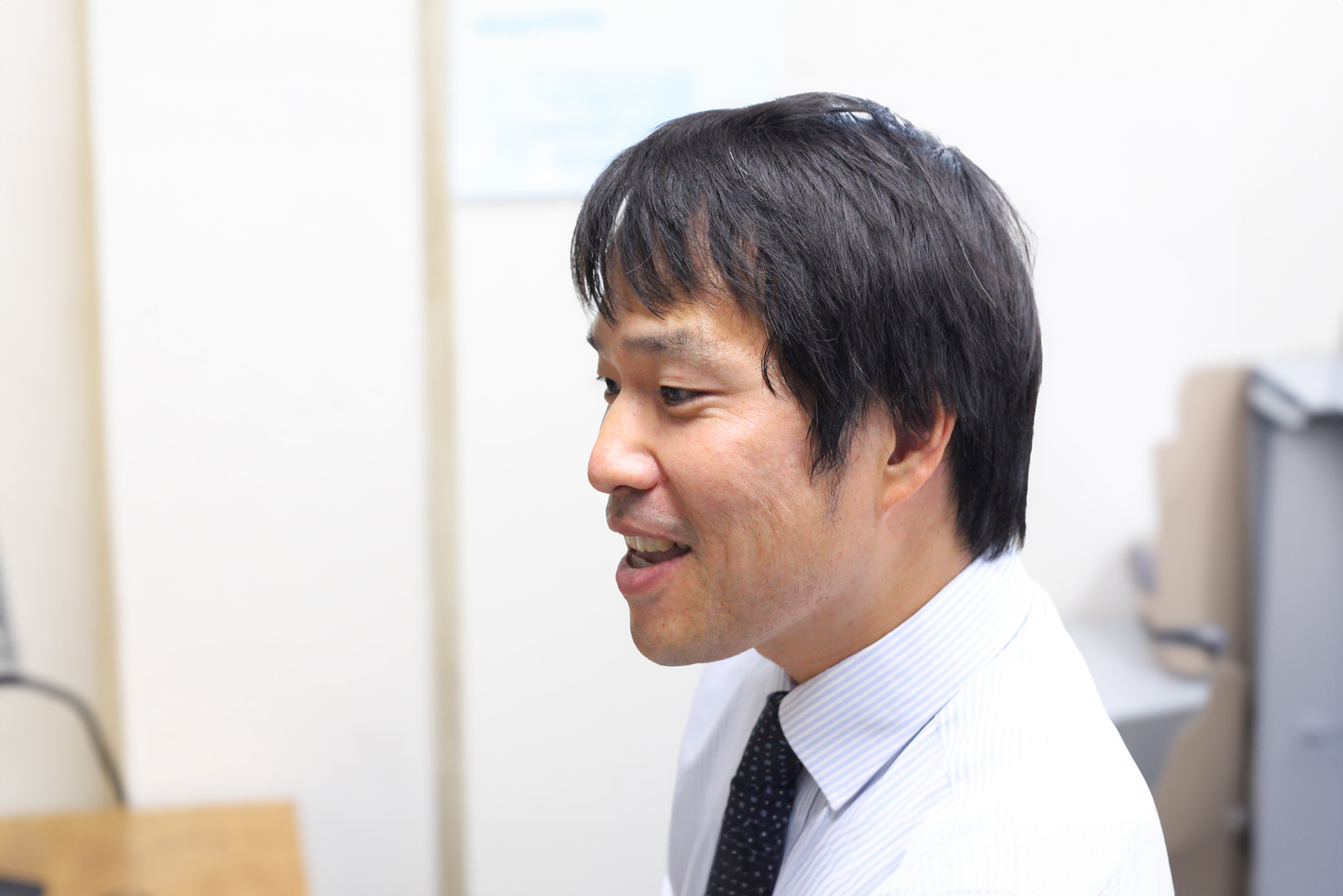 インタビューに答える田島専務