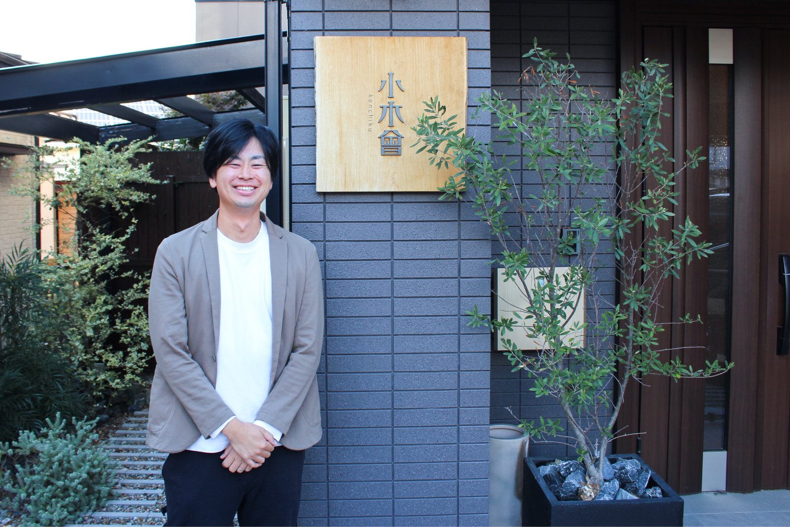 小木曽建築株式会社ことりの事務所内で笑顔を見せる小木曽 涼太様