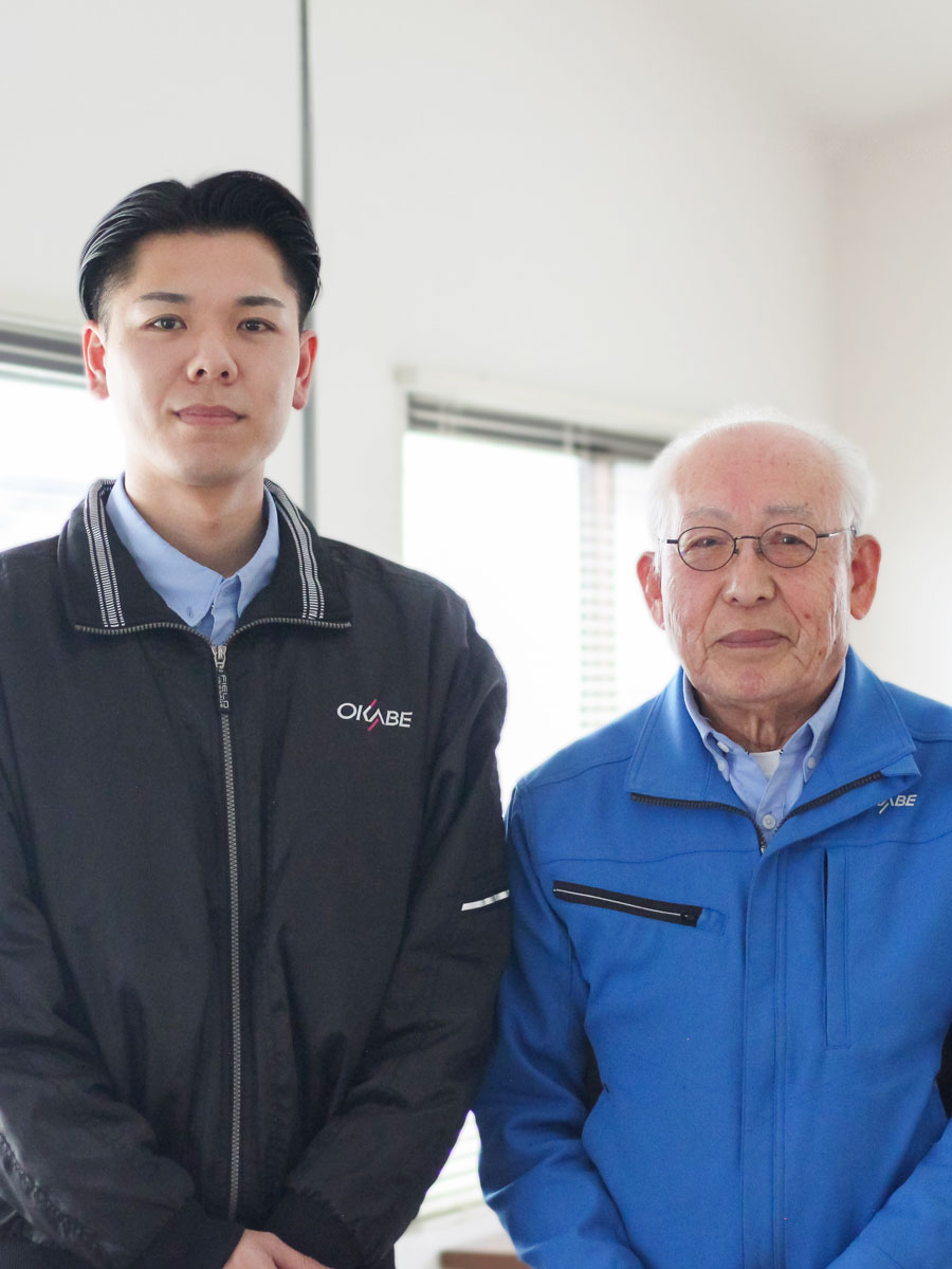 笑顔で並ぶ岡部会長と岡部専務