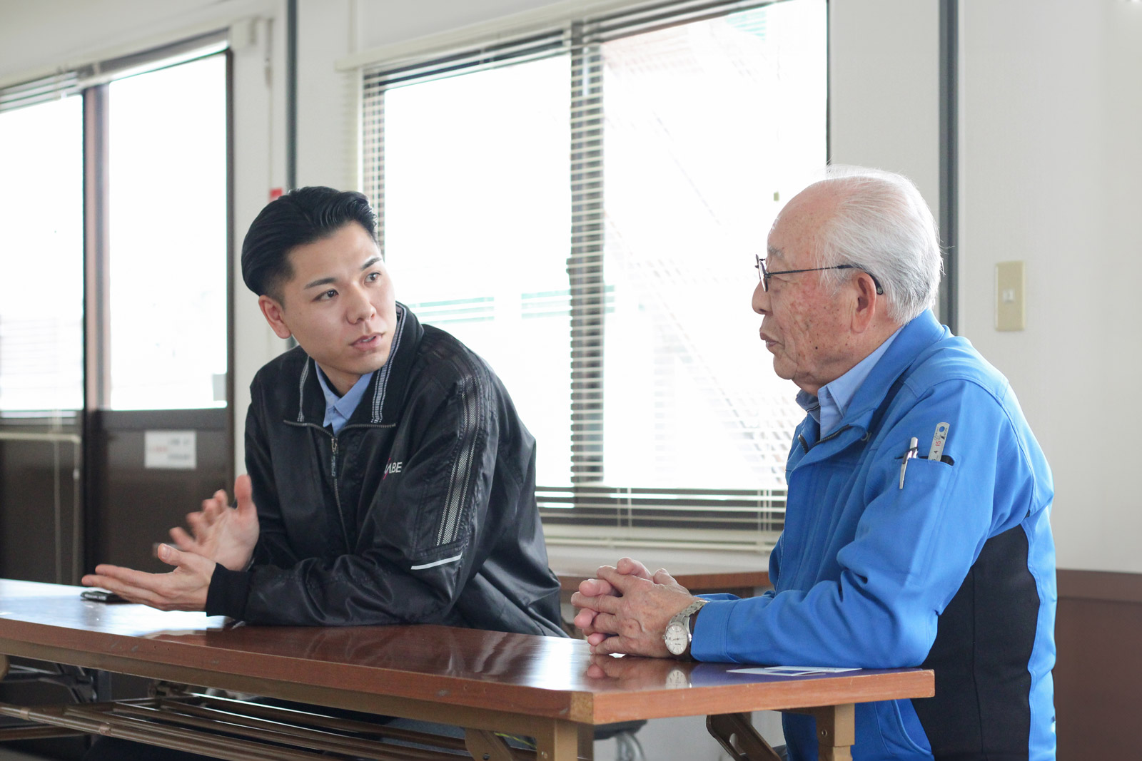 インタビューに応じる翔太郎専務