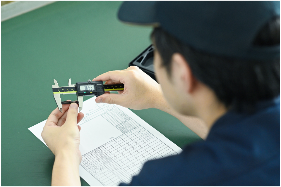 製品を測定・検査する様子