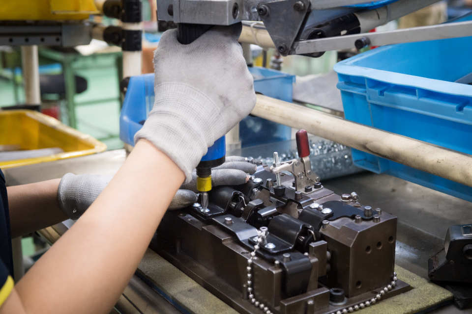 部品のアッセンブリ作業の様子