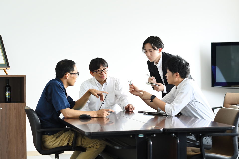 社員の皆様によるミーティングの様子