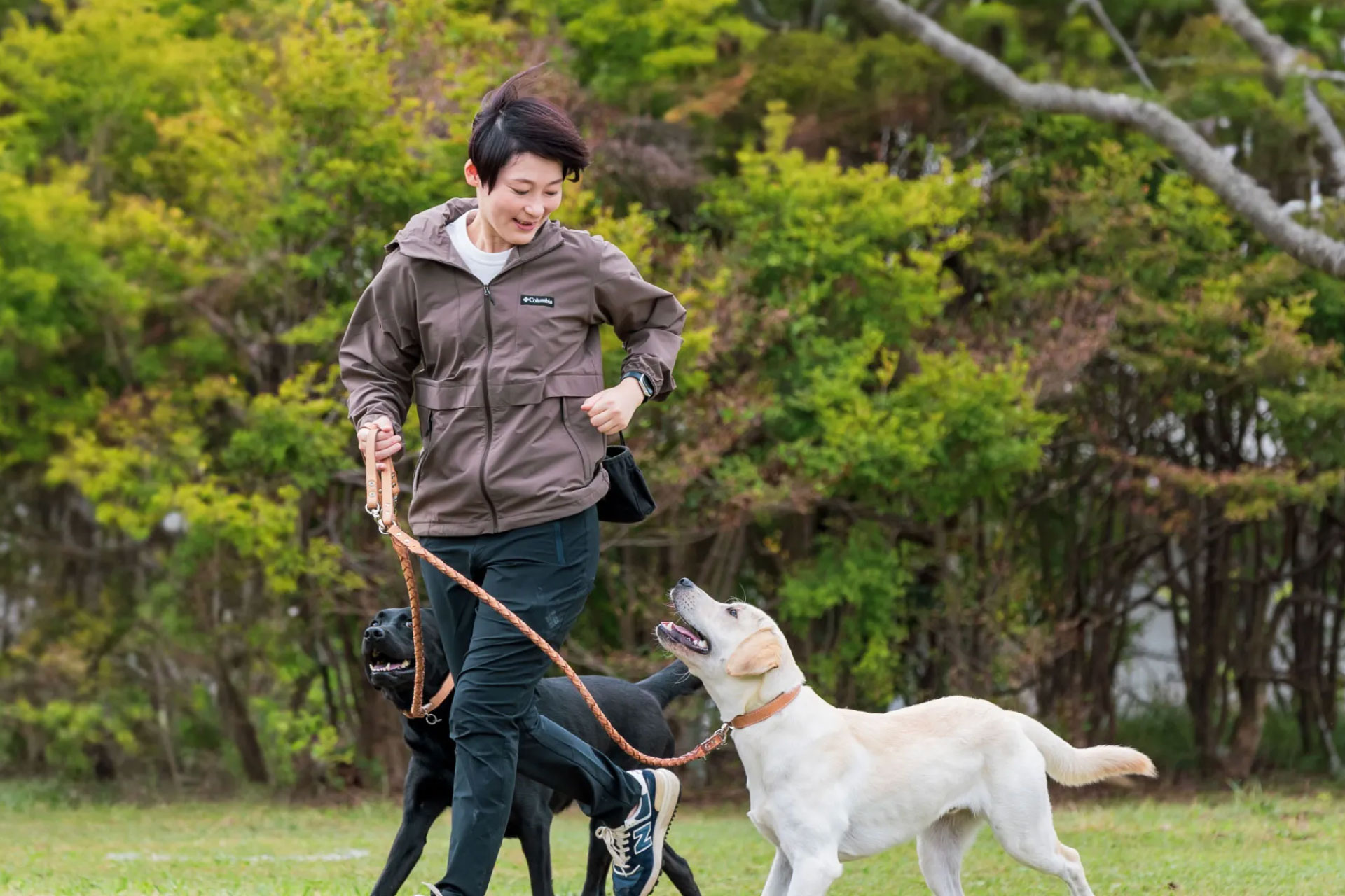 篠原 真歩様と愛犬が戯れる様子