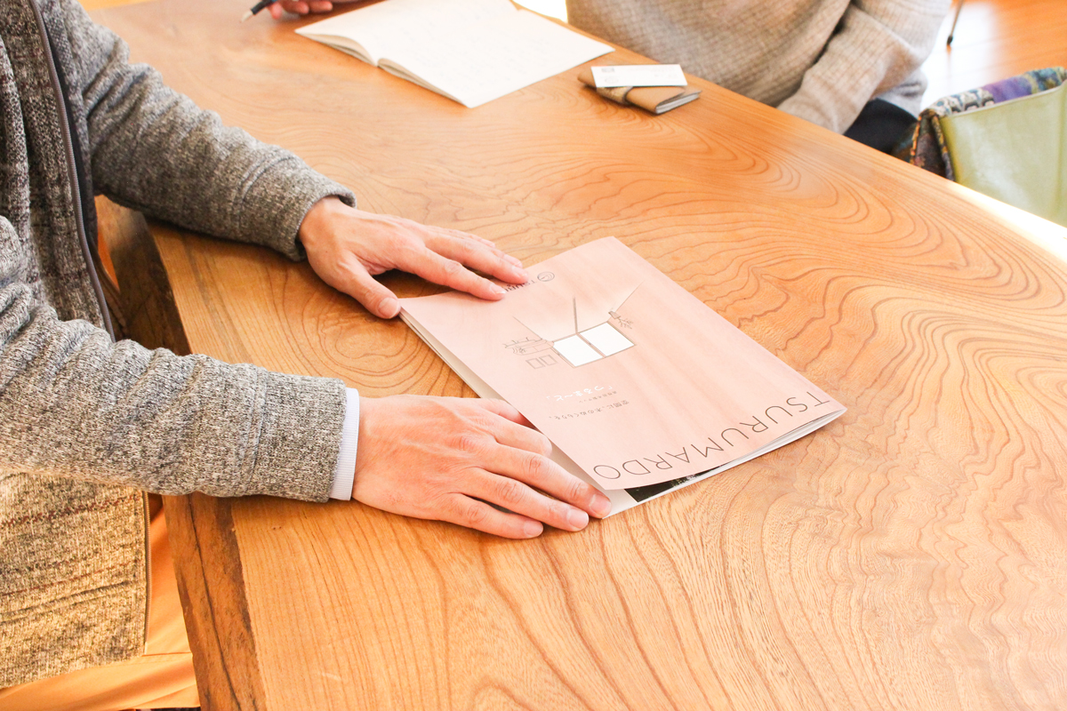 製品カタログを手に説明される五味 大輔様