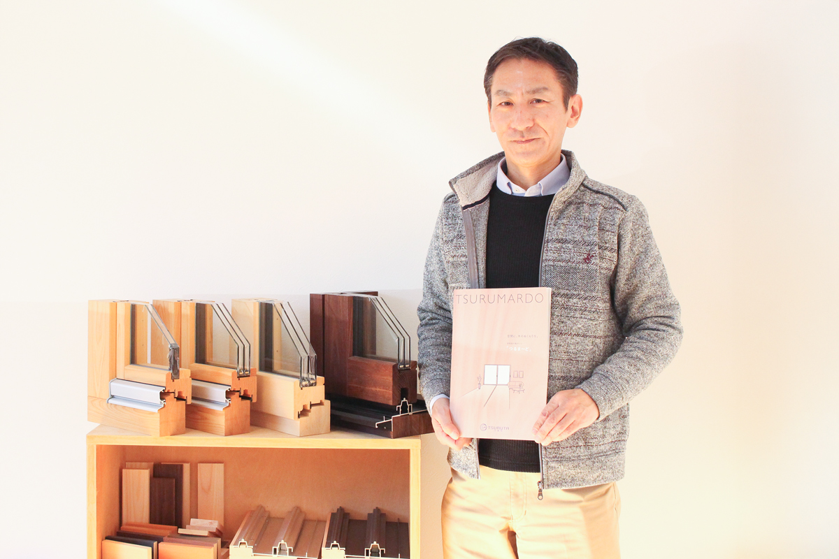 カタログを持つ五味様